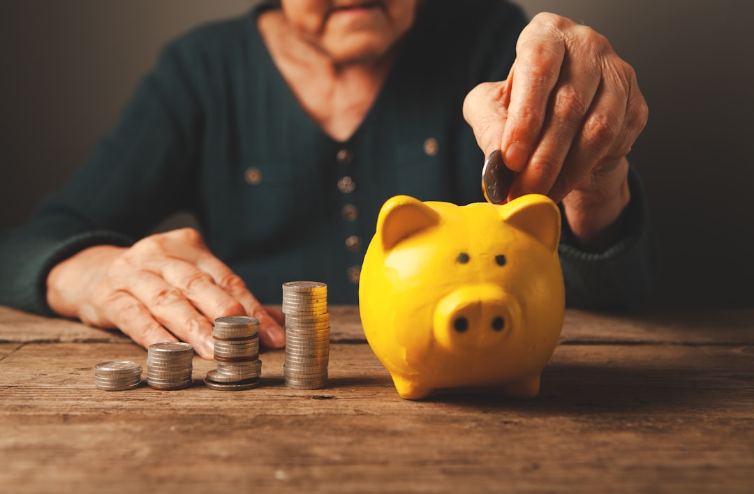 Jak zarządzać finansami seniorów: rachunki i oszczędności
